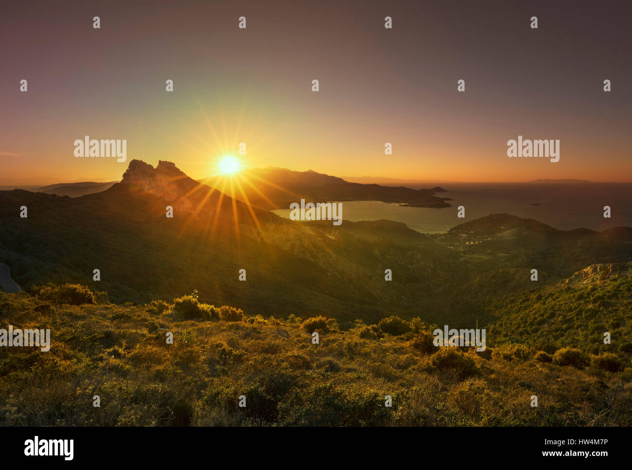 L'île d'Elbe, Volterraio et Portoferraio bay vue aérienne sur le coucher du soleil. La Toscane, Italie, Europe. Banque D'Images