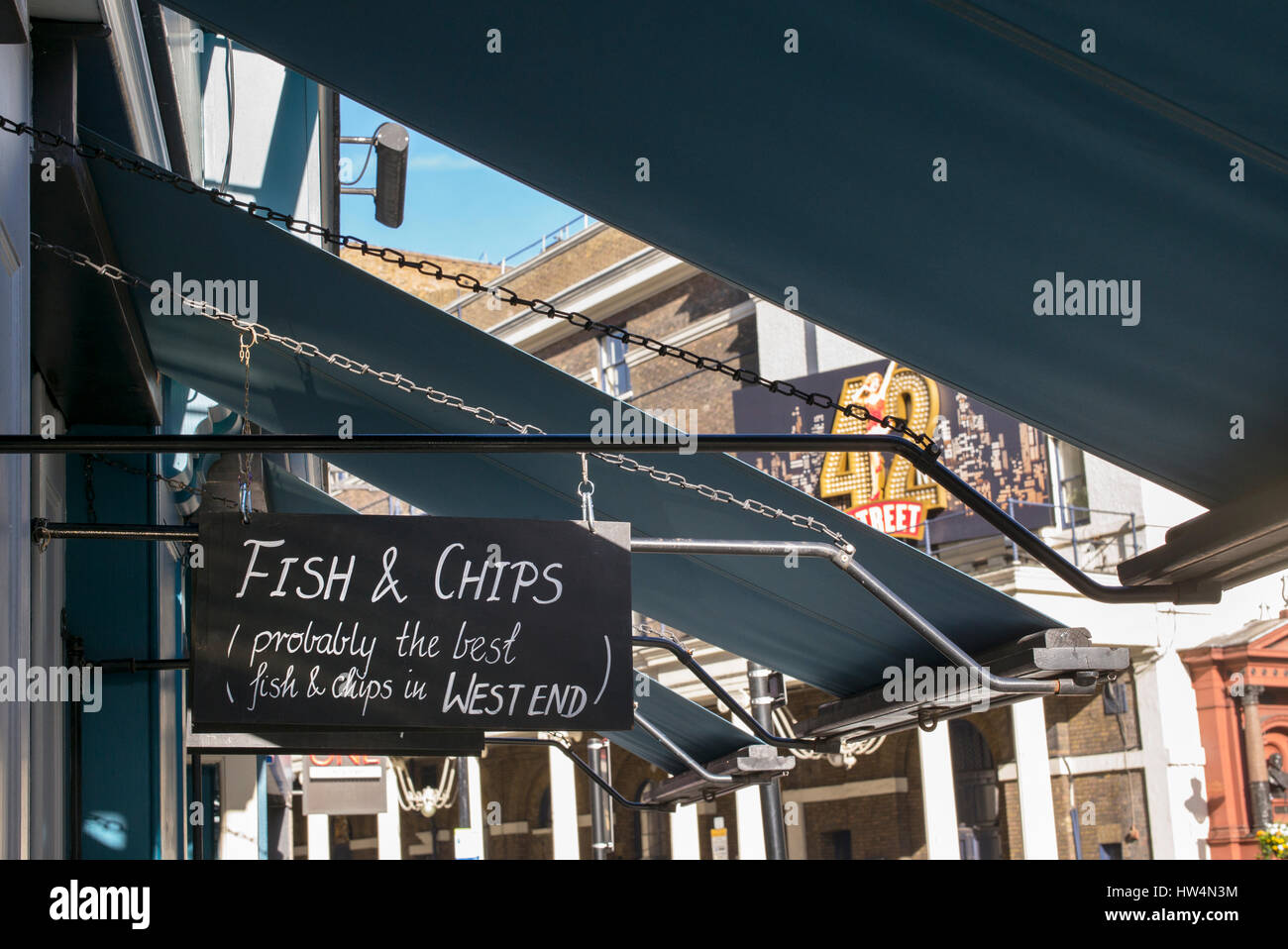 Fish and chips traditionnel signe. Youngs, marquis d'Anglesey, Russell Street, West End, Londres, UK Banque D'Images