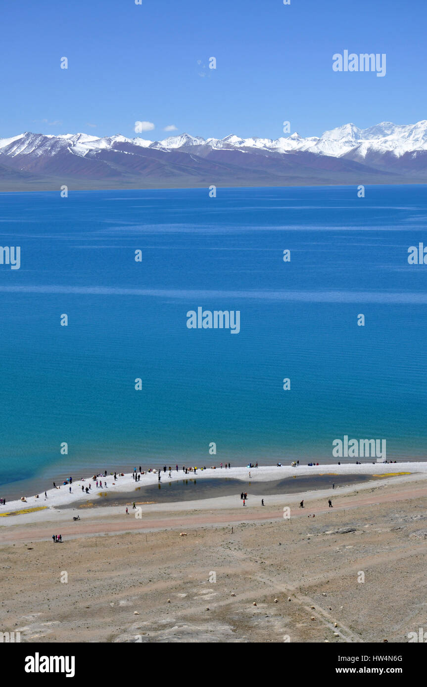 Beau Lac Namtso Landscape with Snow peak montagnes autour d'elle - le lac sacré au Tibet Banque D'Images