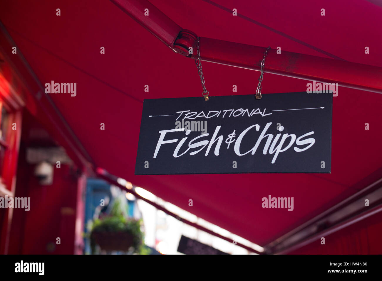 Fish and chips traditionnel signe. Le monde pub cuisine, Bow Street, West End, Londres, UK Banque D'Images
