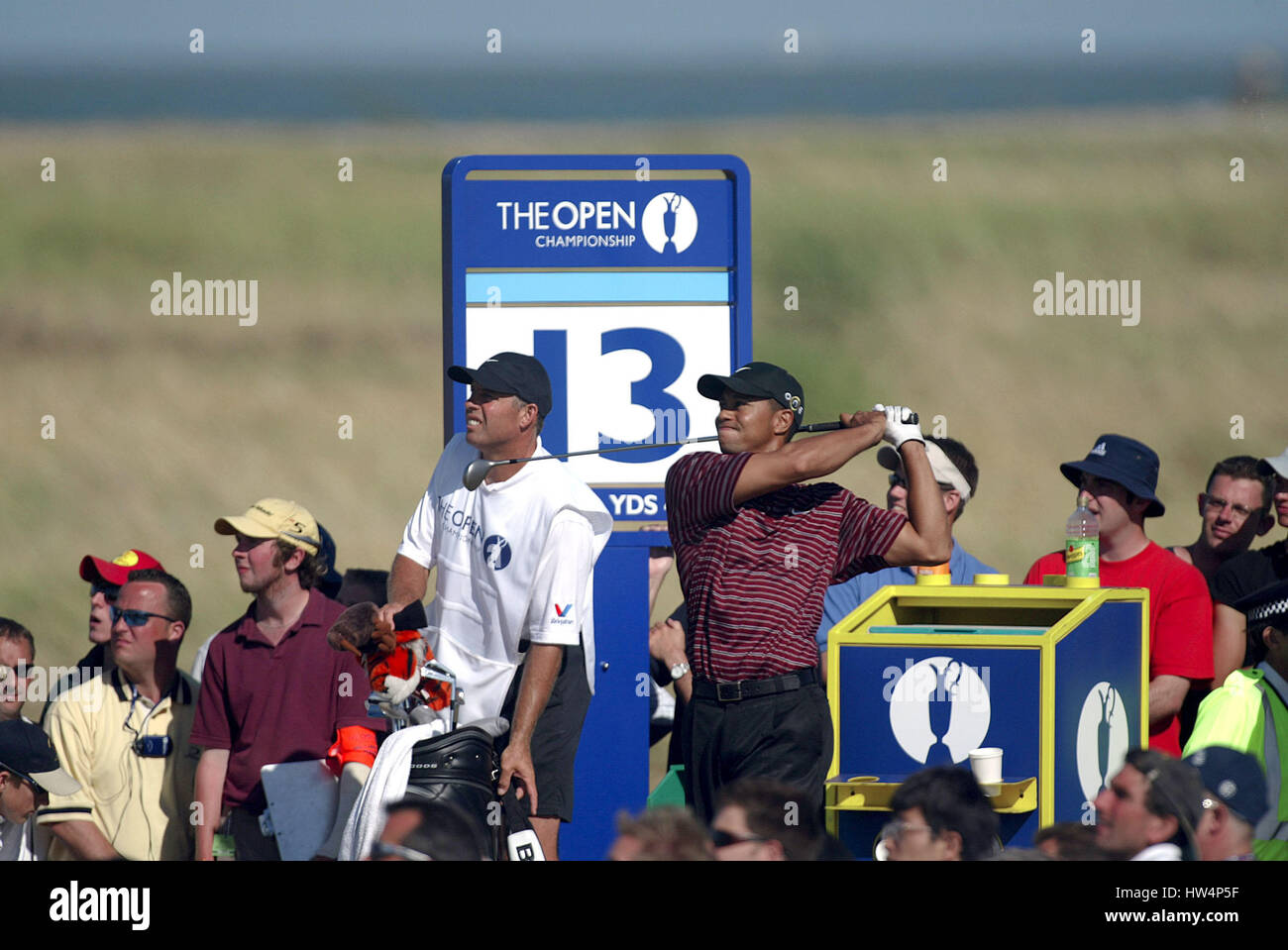 TIGER WOODS TEES OFF L'OPEN ROYAL ST.GEORGE'S ROYAL ST. GEORGE'S SANDWICH KENT 20 Juillet 2003 Banque D'Images