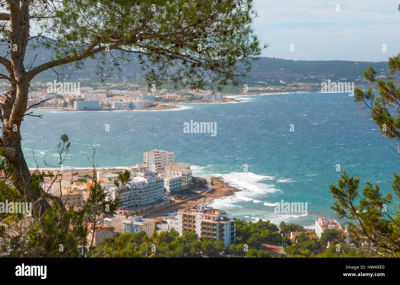 Vue des collines à St Antoni de Portmany & ses environs à Ibiza. Hôtels le long de la plage, endroits pour séjourner. Les vagues déferlent comme surfez sur la rive. Banque D'Images