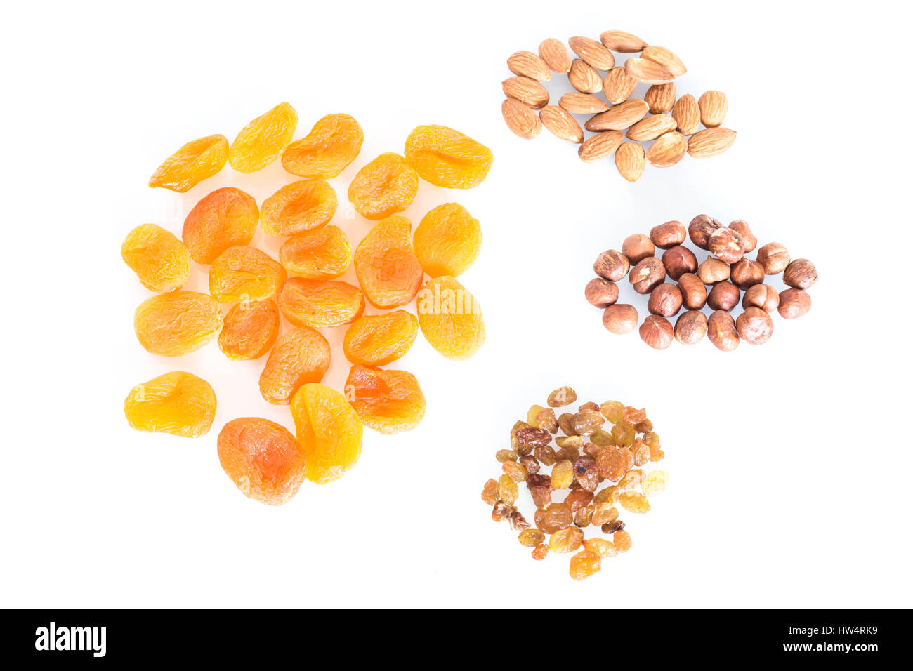 Gourmandises, différentes épices épars sur le fond blanc. Banque D'Images
