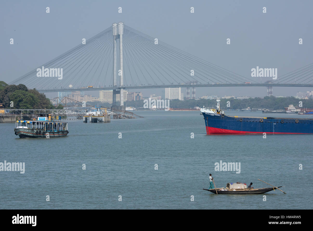 L'Inde, Kolkata (Calcutta), West Bengal, Hooghly River. Vidyasagar Setu (Pont) reliant Howrah à Kolkata. C'est le plus long pont à câbles en Asie Banque D'Images