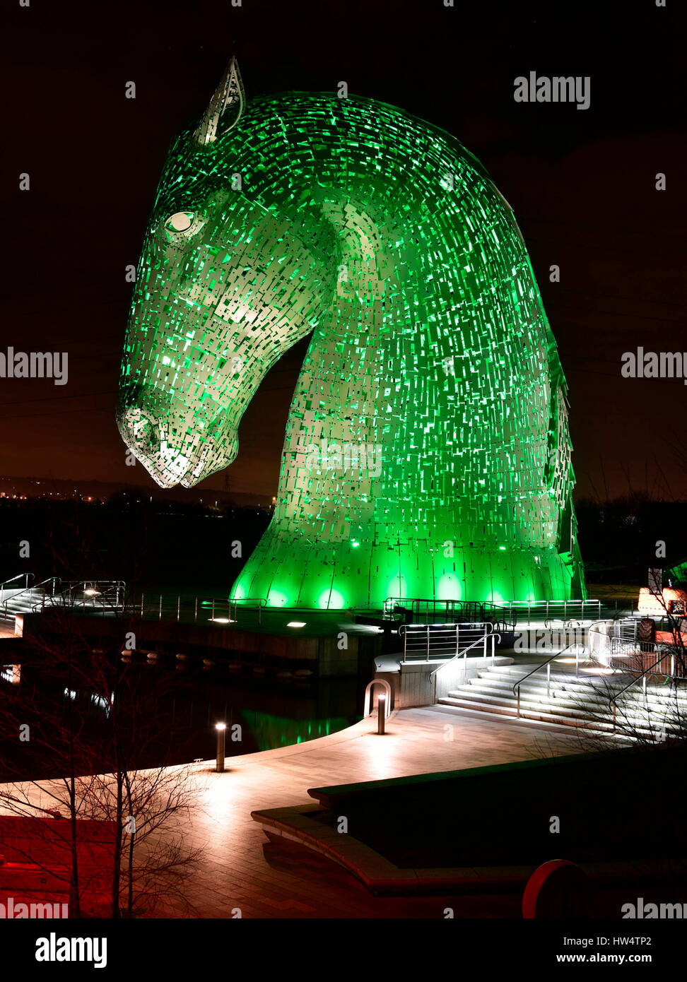 PABEST les Kelpies à Falkirk, en Écosse, est illuminée de vert par Tourism Ireland pour célébrer la St Patrick's Day, qui est le vendredi 17 mars. Banque D'Images