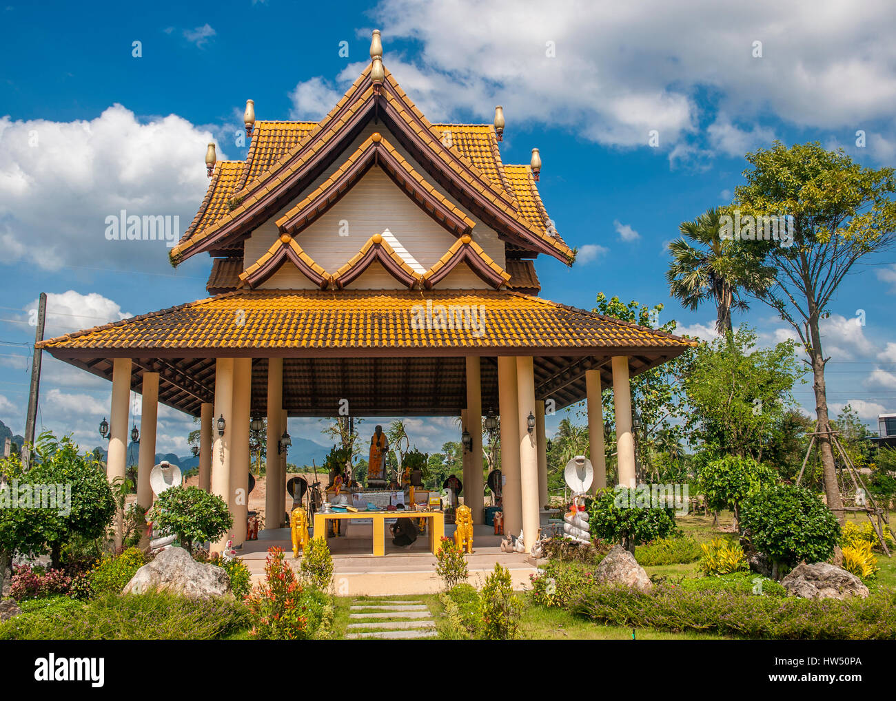 La Thaïlande, la ville de Krabi. Le gazebo ouvert-Temple (sala) Serpent Manasa déesse responsable de la fécondité, de sorte que les serpents à l'honneur les femmes qui souhaitent avoir beaucoup de Banque D'Images