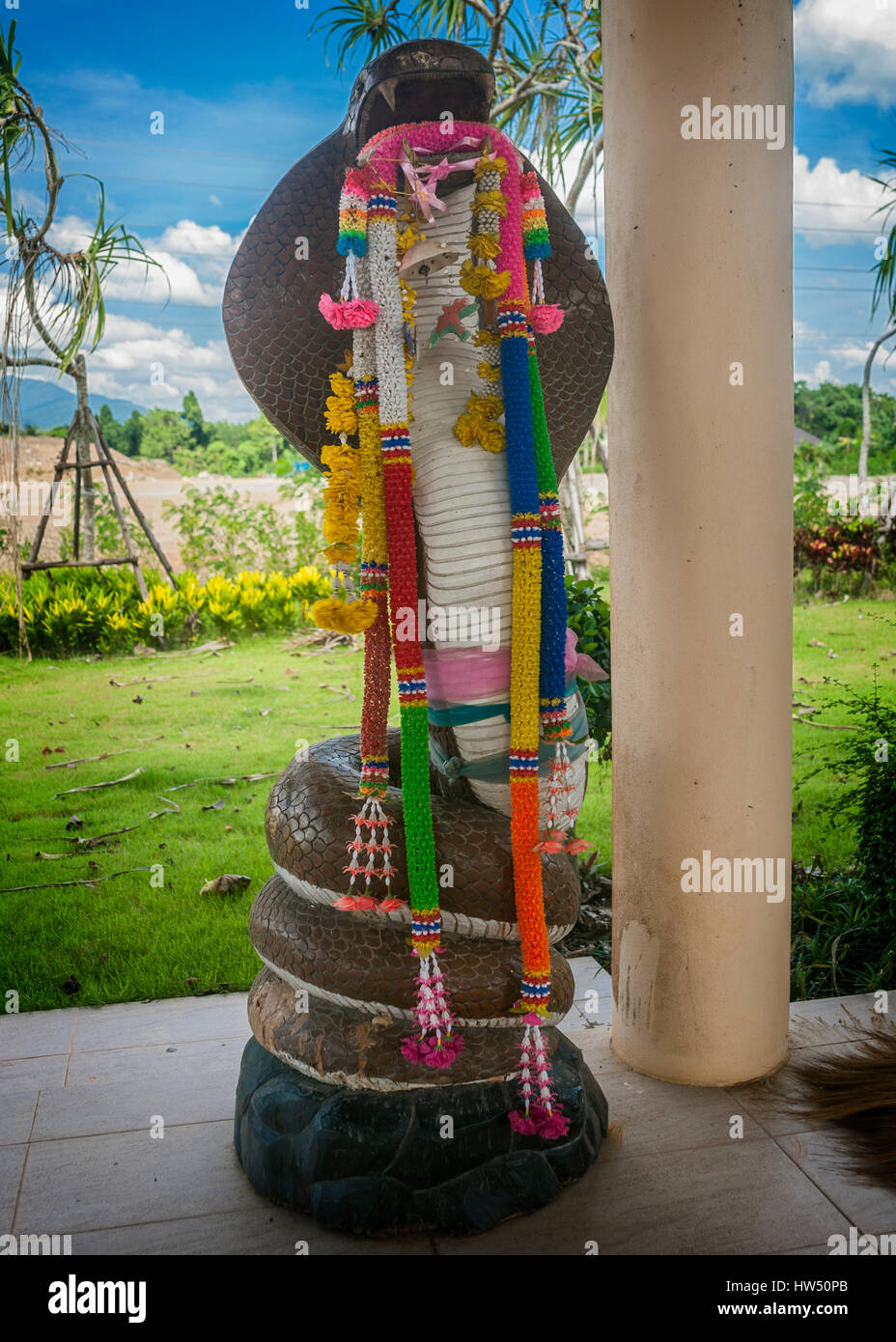 La Thaïlande, la ville de Krabi. Le gazebo ouvert-Temple (sala) Serpent Manasa déesse responsable de la fécondité, de sorte que les serpents à l'honneur les femmes qui souhaitent avoir beaucoup de Banque D'Images