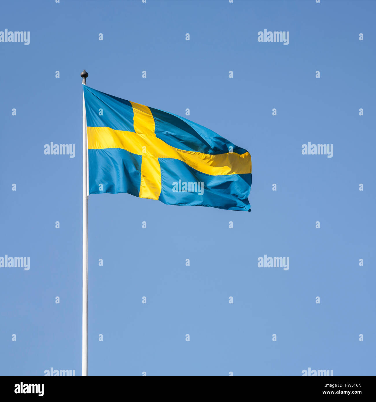 Drapeau suédois contre un ciel bleu clair Banque D'Images