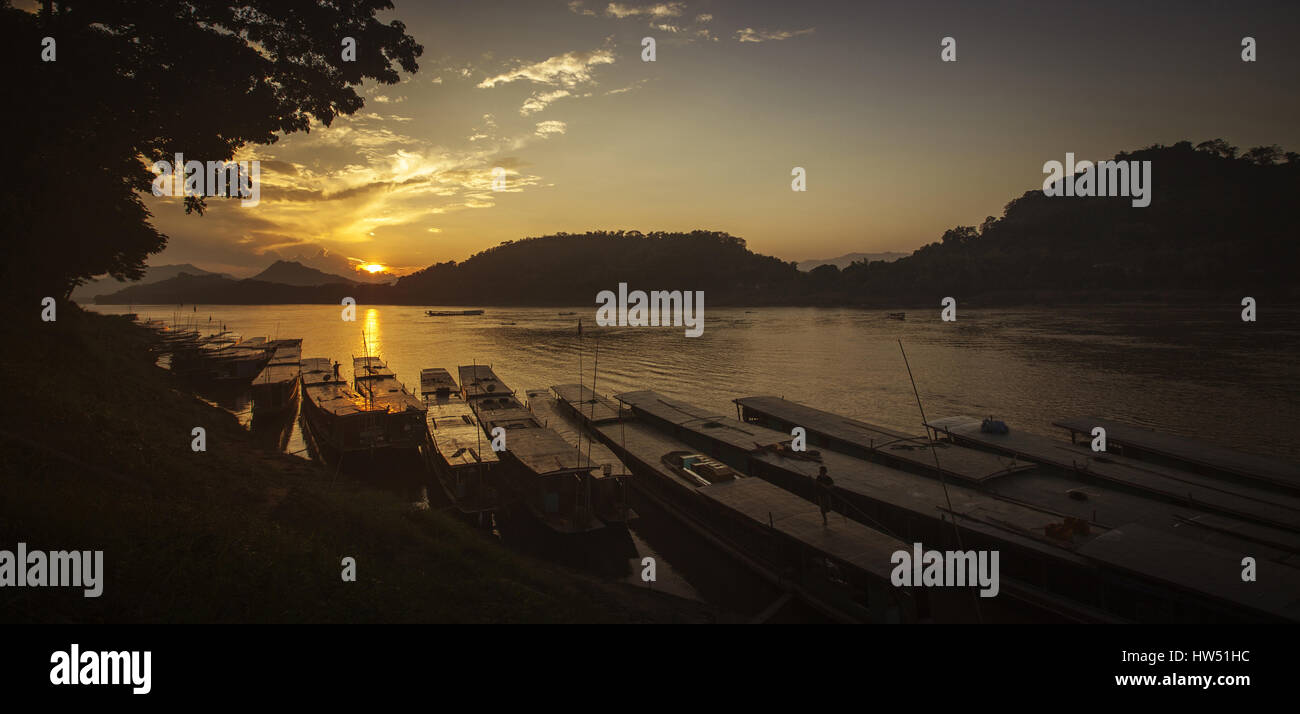 Bateaux lents, représenté à Luang Prabang, Laos. Banque D'Images