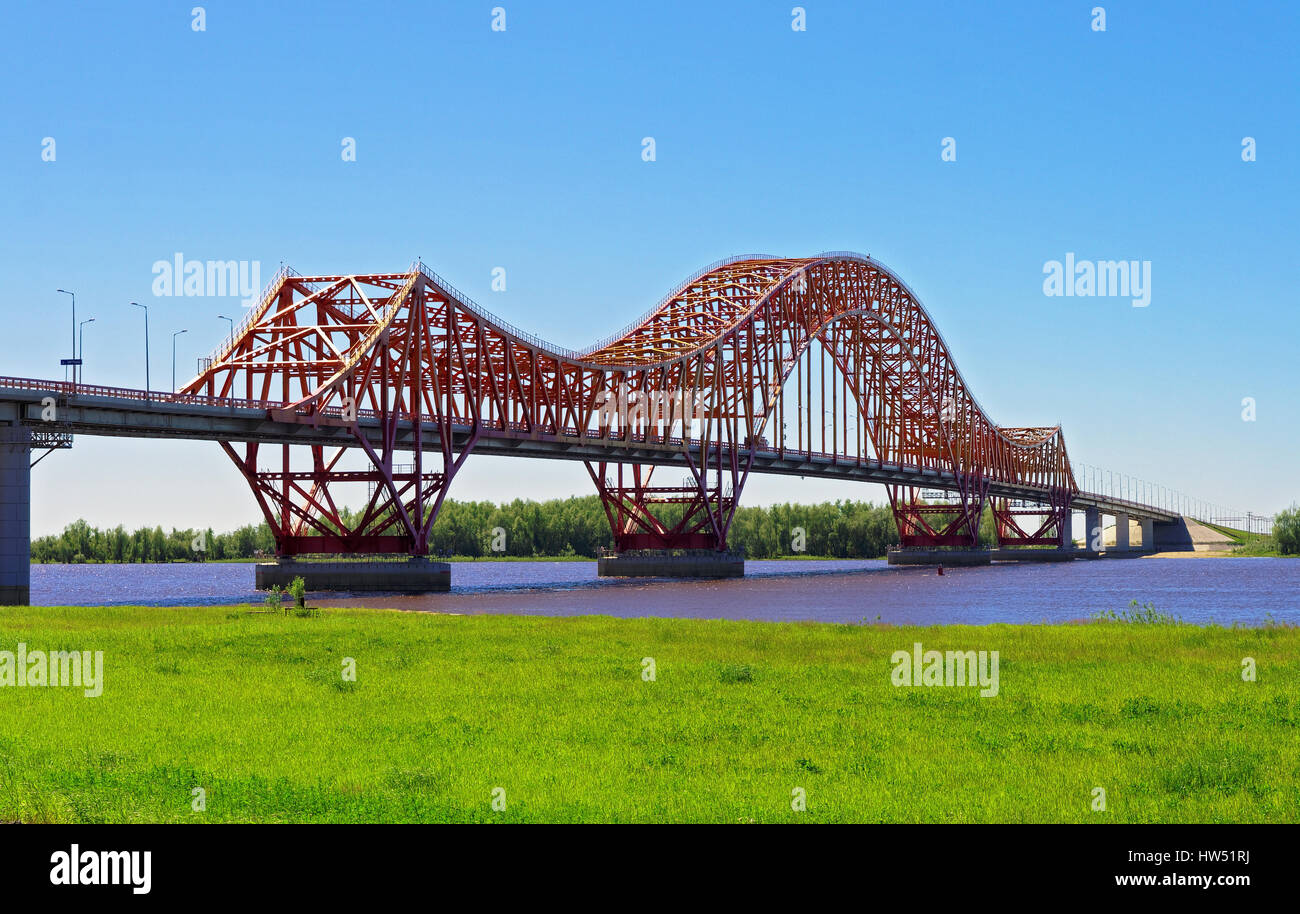 DRAGON ROUGE pont sur une rivière Irtych. Khanty-Mansyisk,Russie Banque D'Images