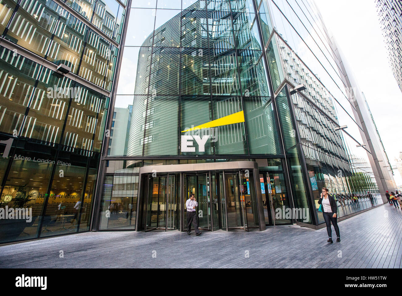 Le bureau d'Ernst & Young à Londres, Royaume-Uni. EY est une société de  services professionnels et c'est l'un des "Quatre Grands" cabinets d'audit.  Dans Photo Stock - Alamy