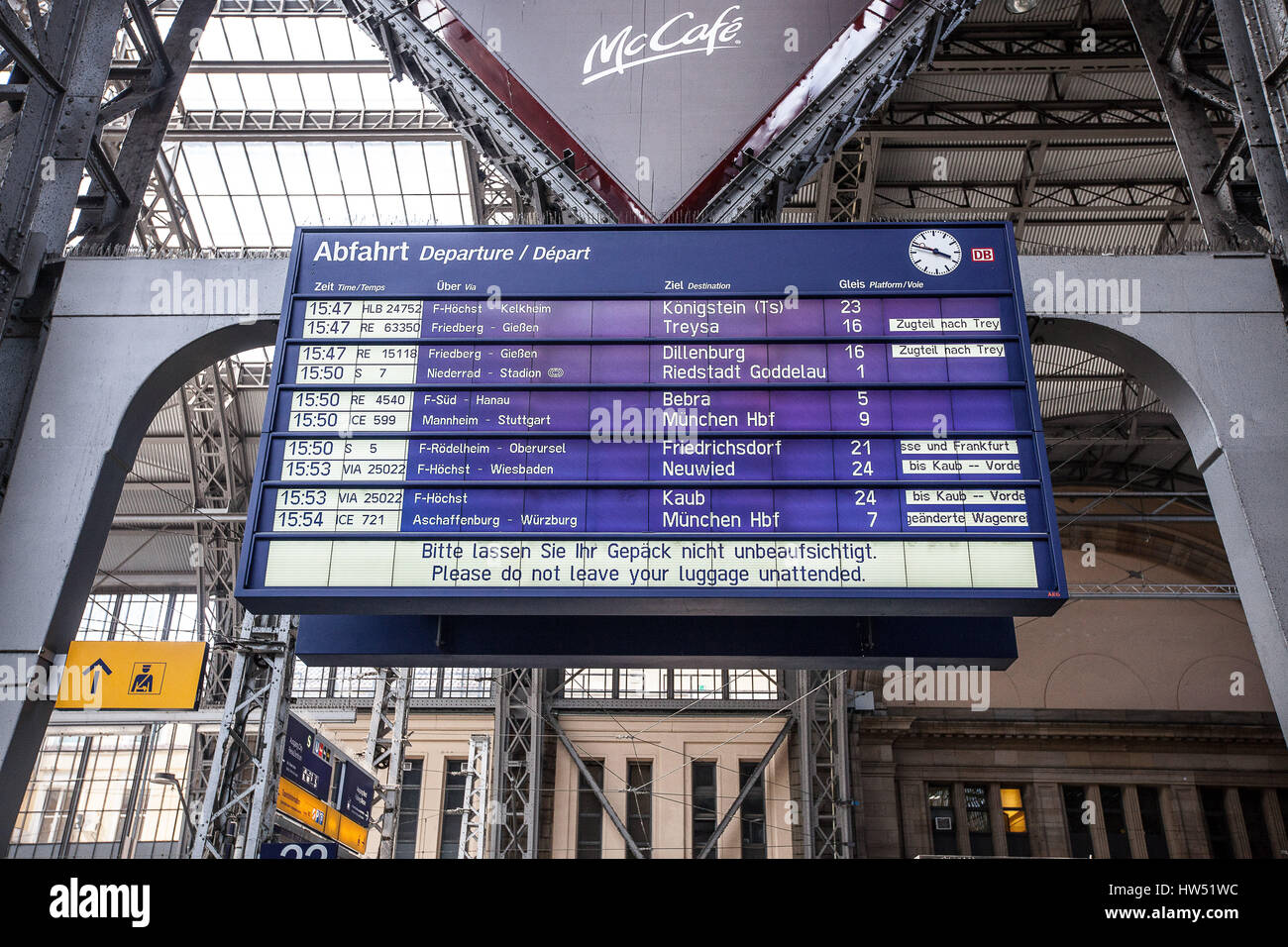 Frankfurt Hauptbahnhof (gare centrale de Francfort) est un des plus fréquentés dans les gares ferroviaires de l'Allemagne avec environ 350 000 passagers par jour, ce qui rend Banque D'Images