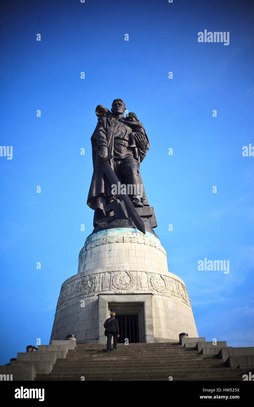 Le monument commémoratif de guerre soviétique ou Sowjetisches Ehrenmal est un monument commémoratif et au cimetière militaire Parc de Treptow, Berlin. Le monument aux morts a été bui Banque D'Images