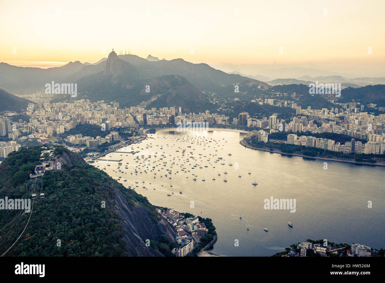 L'attraction touristique populaire le Pain de Sucre (Pão de Açúcar) est parmi les plus célèbres de Rio de Janeiro. Le pic peut être consultée b Banque D'Images