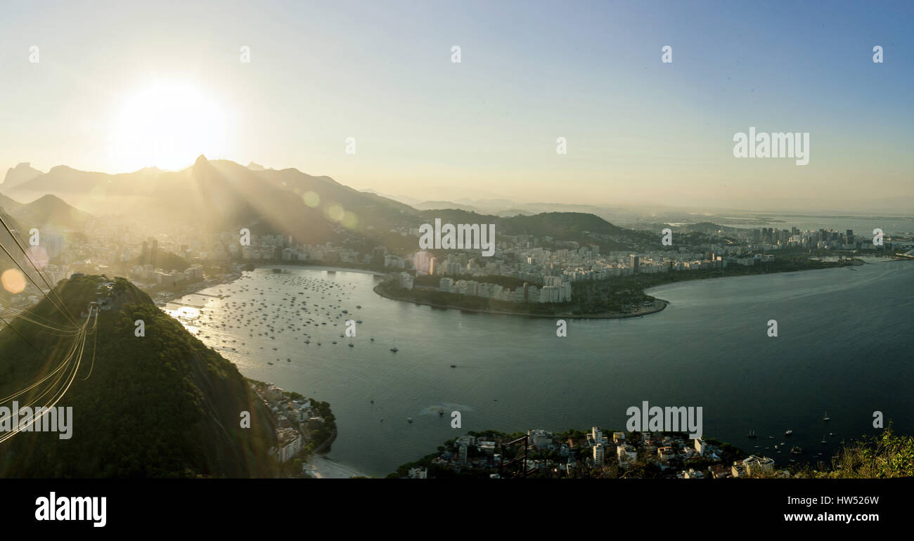 L'attraction touristique populaire le Pain de Sucre (Pão de Açúcar) est parmi les plus célèbres de Rio de Janeiro. Le pic peut être consultée b Banque D'Images
