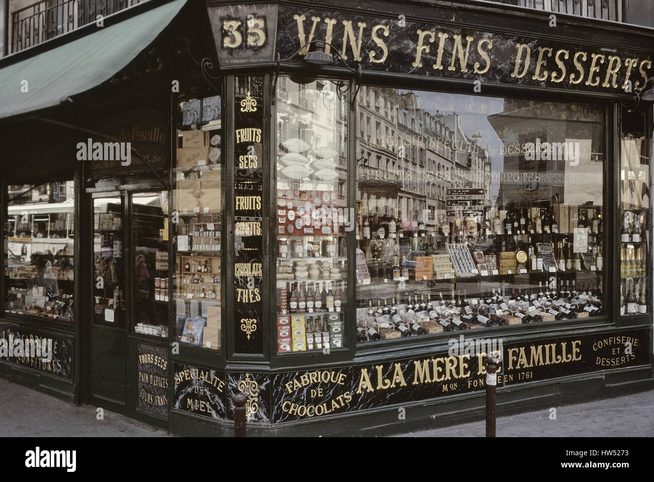 La plus ancienne de Paris : un magasin de bonbons la mere de famille. France Banque D'Images