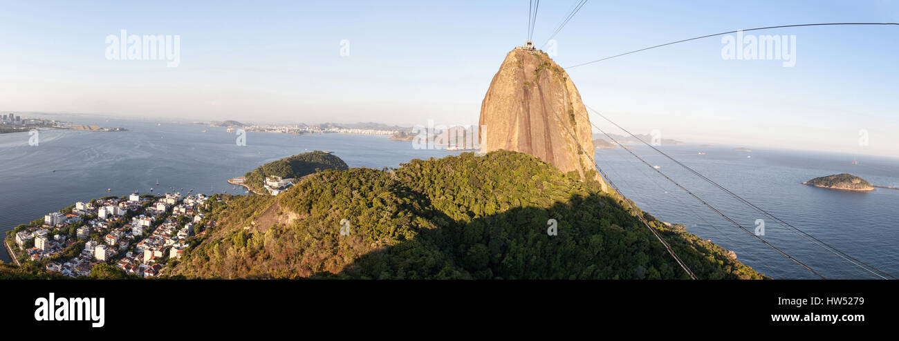 L'attraction touristique populaire le Pain de Sucre (Pão de Açúcar) est parmi les plus célèbres de Rio de Janeiro. Le pic peut être consultée b Banque D'Images