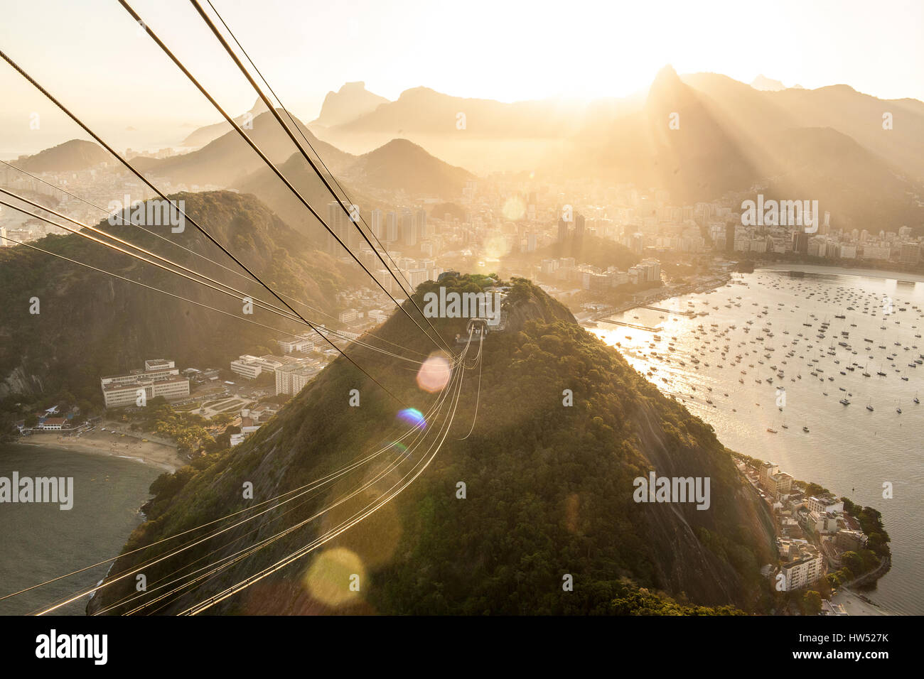L'attraction touristique populaire le Pain de Sucre (Pão de Açúcar) est parmi les plus célèbres de Rio de Janeiro. Le pic peut être consultée b Banque D'Images