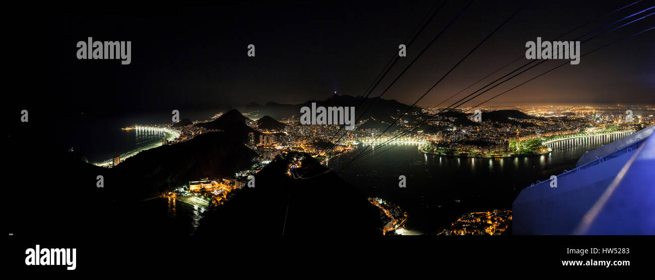 L'attraction touristique populaire le Pain de Sucre (Pão de Açúcar) est parmi les plus célèbres de Rio de Janeiro. Le pic peut être consultée b Banque D'Images