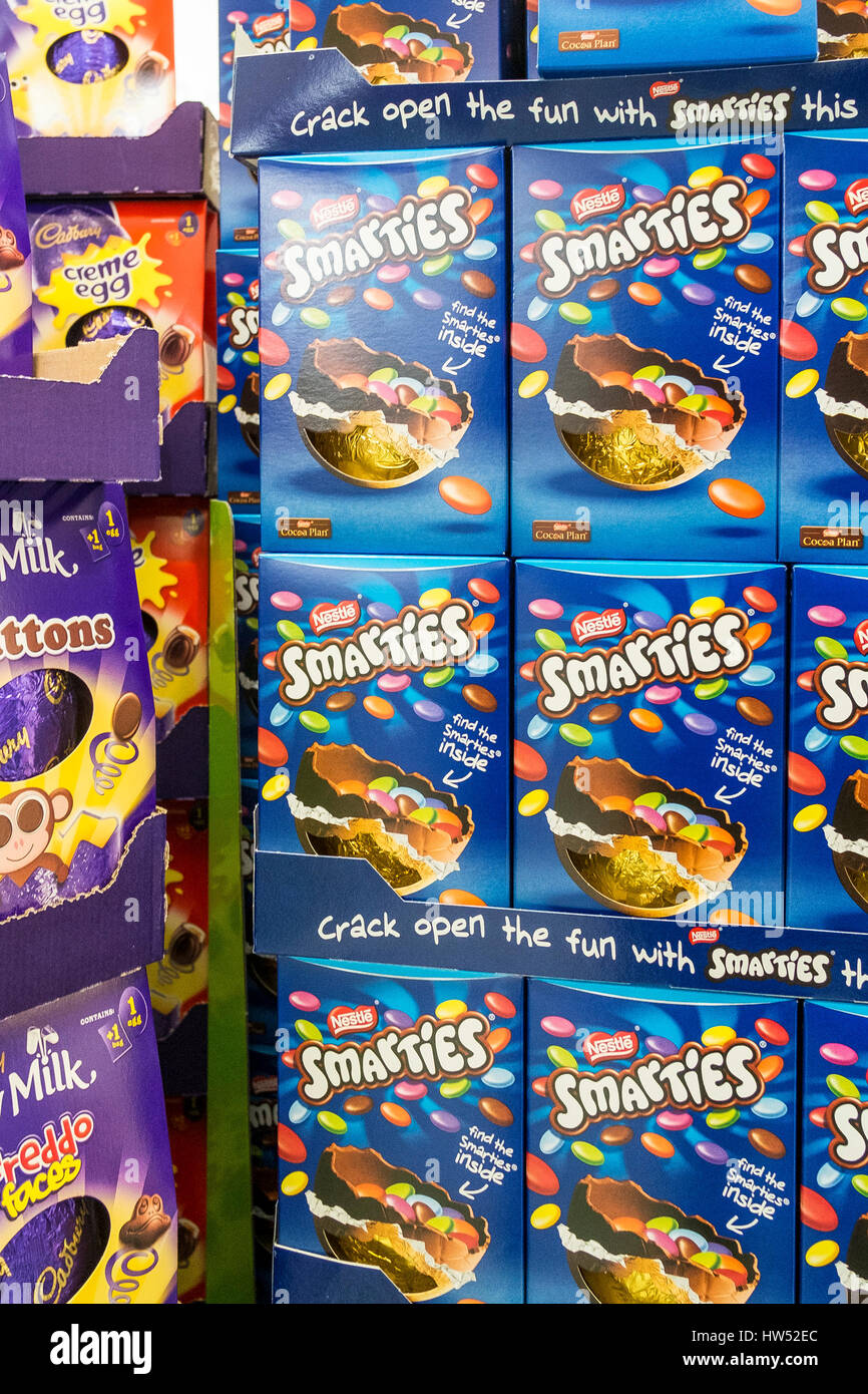 Les oeufs de Pâques ; Bonbons Smarties colorés Emballage d'affichage Banque D'Images