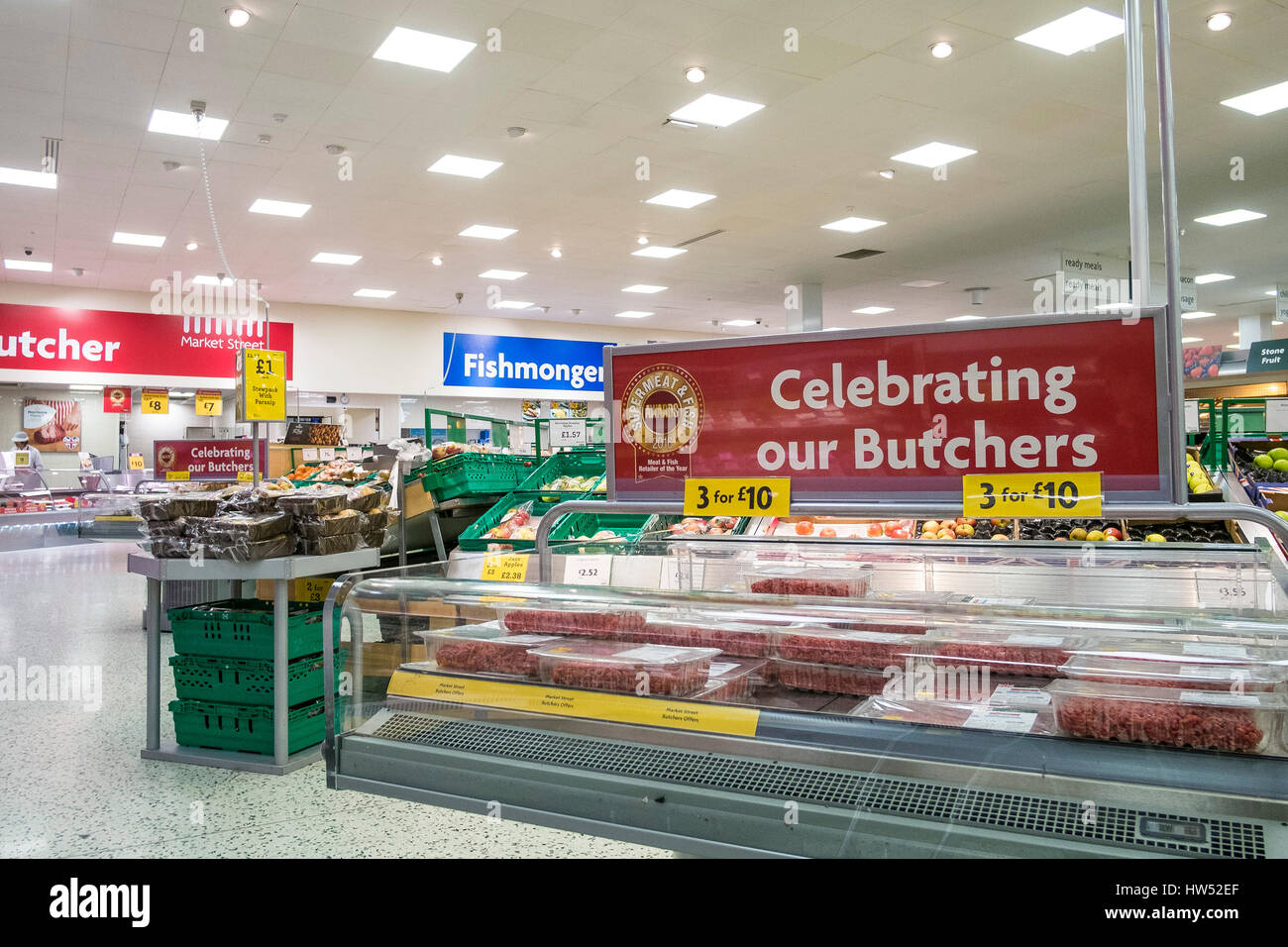 Supermarché Morrisons boucher de l'intérieur d'aliments au détail Afficher Banque D'Images