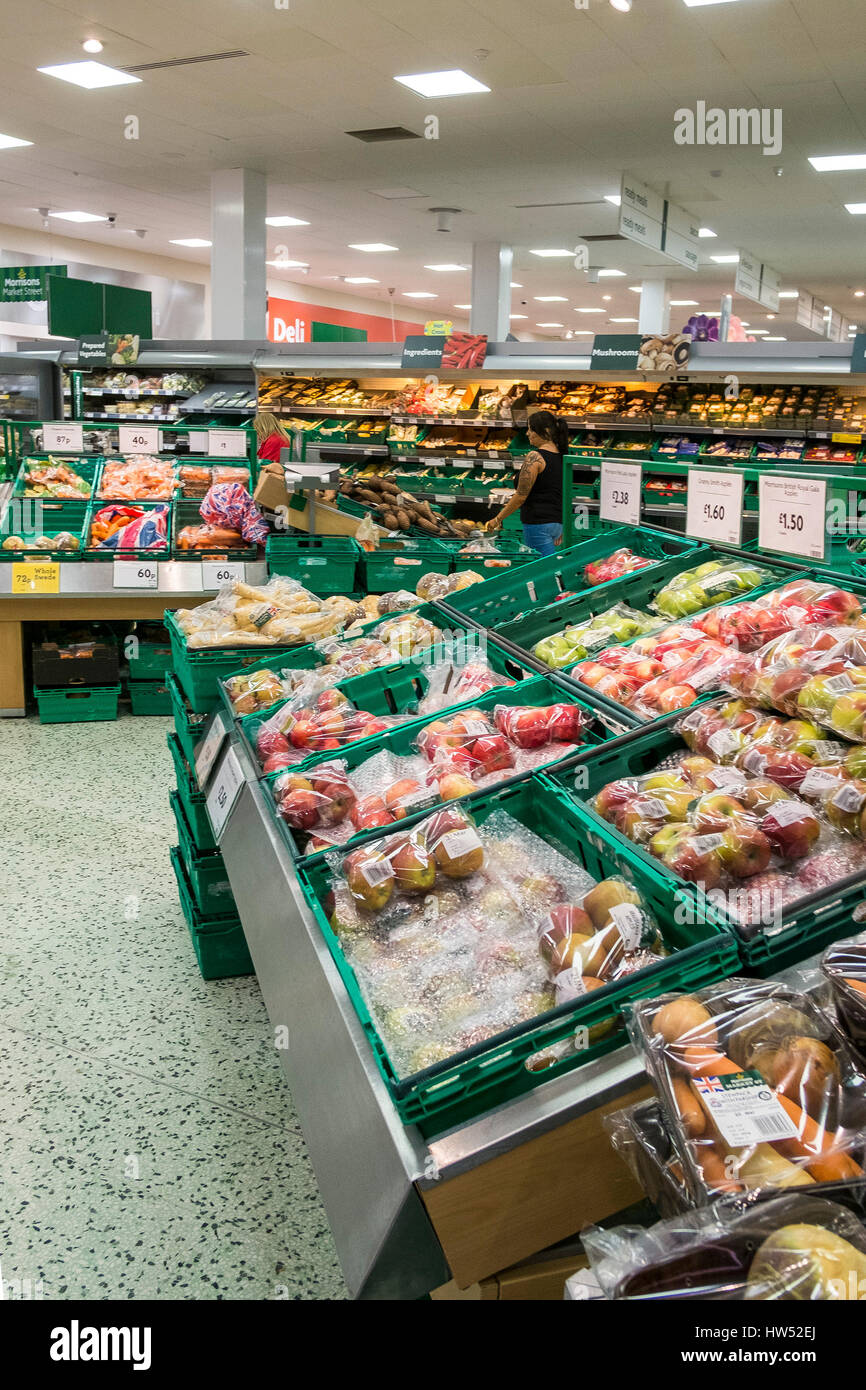 Intérieur supermarché Morrisons Fruits Légumes Aliments au détail Banque D'Images