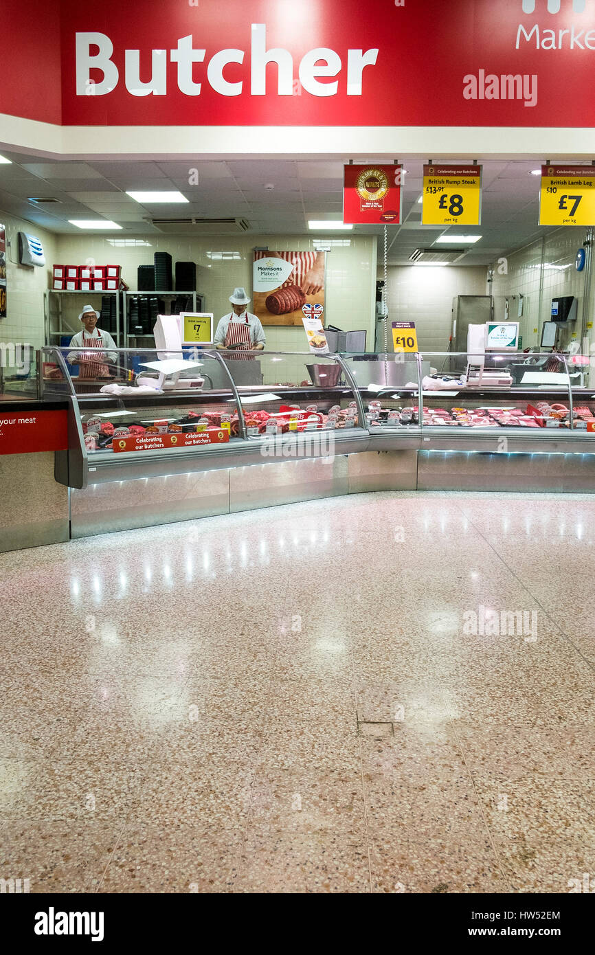 Supermarché Morrisons boucher de l'intérieur de l'alimentation au détail Banque D'Images