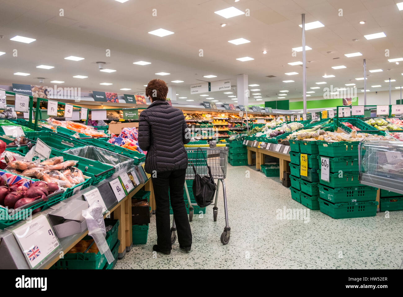 Supermarché Morrisons Légumes d'achat du client de l'intérieur de l'acheteur Banque D'Images