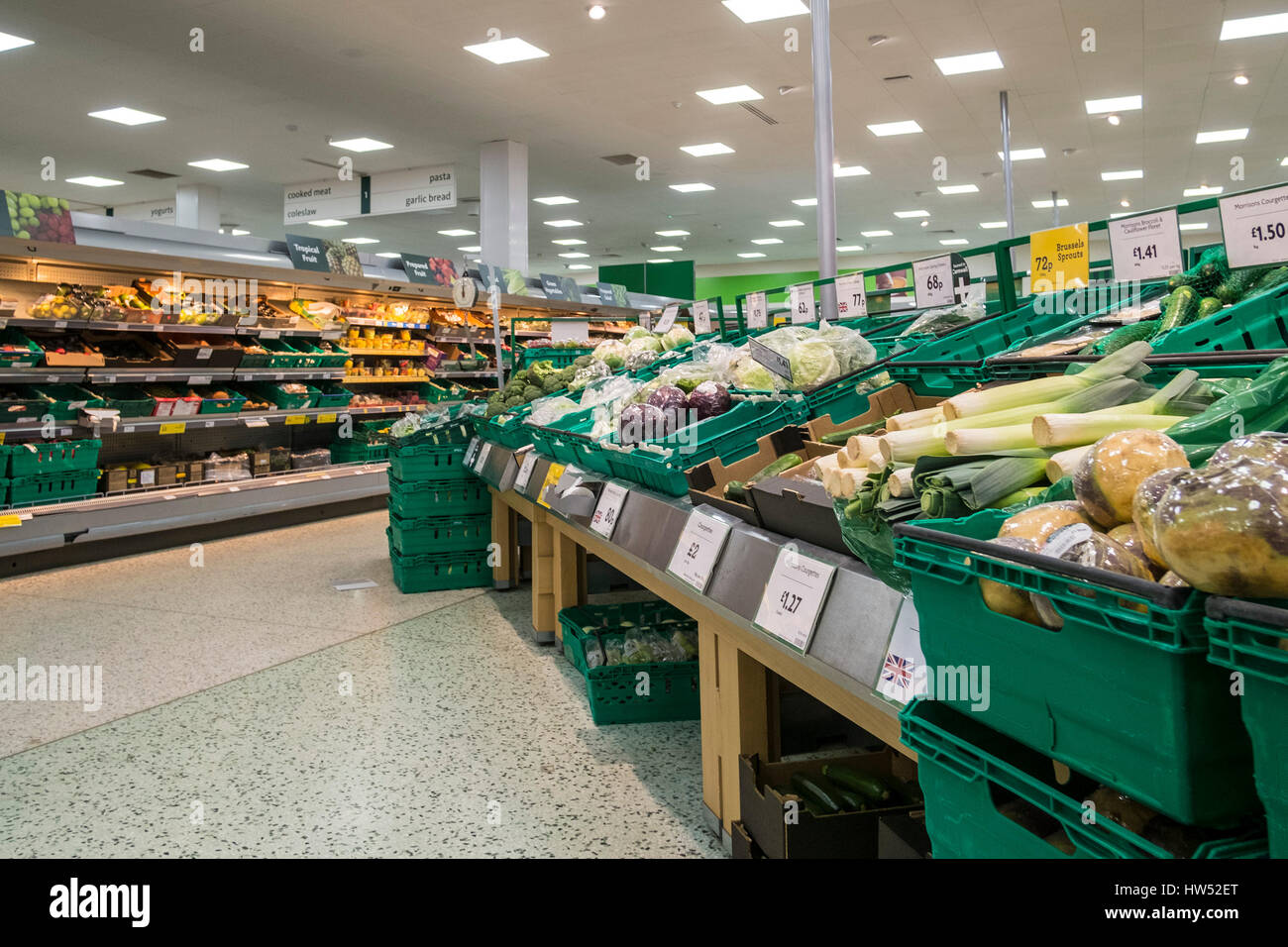 Supermarché Morrisons Légumes Aliments au détail d'affichage intérieur Banque D'Images