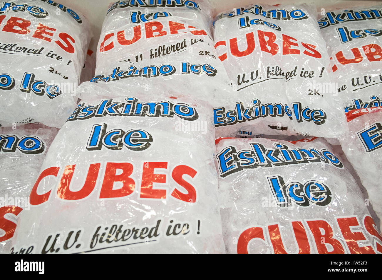 Vente d'affichage de cubes de glace de sacs de supermarché ; détail Banque D'Images