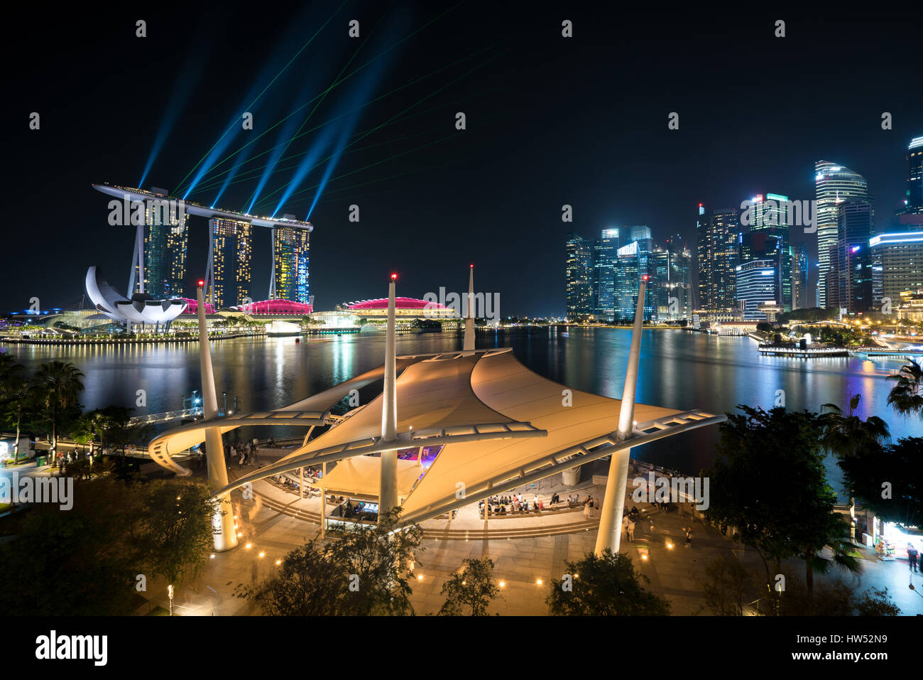 La construction de gratte-ciel de Singapour coloré et laser show de nuit à Singapour. Banque D'Images