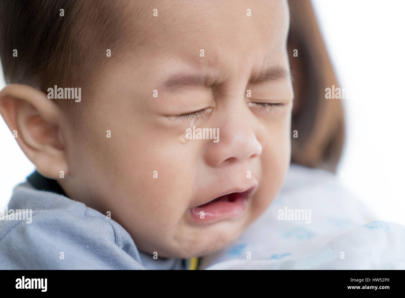 Portrait de 5 mois bébé garçon asiatique pleurer dans le bras de mère. Banque D'Images