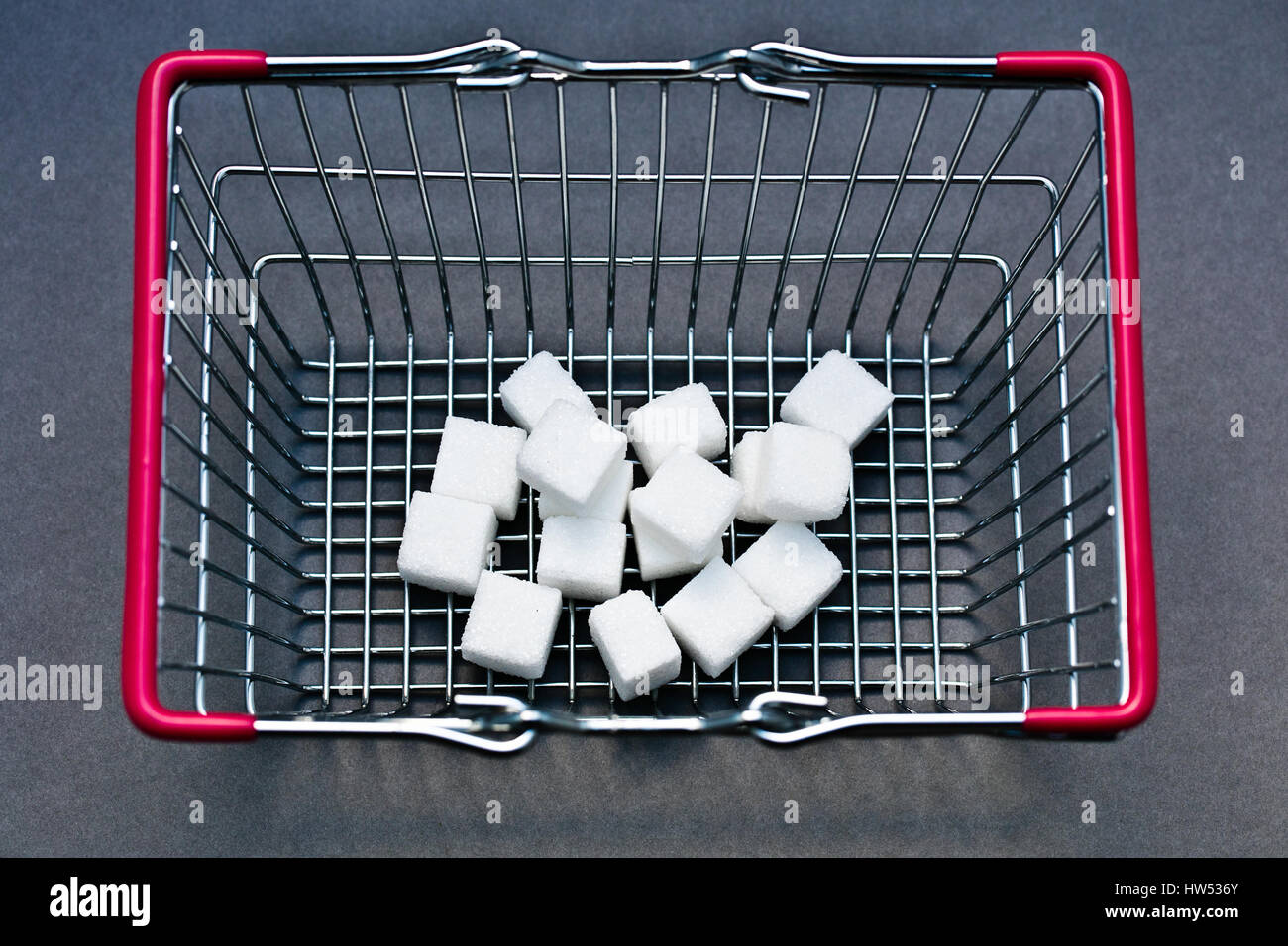 Le sucre en cubes dans panier Banque D'Images