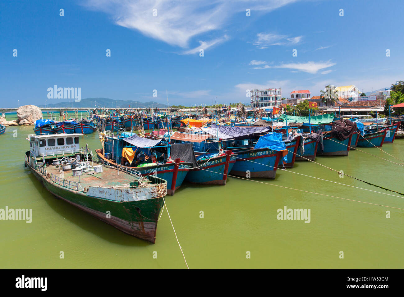 Nah Trang, Vietnam - le 14 avril 2014 : bateaux de pêche vietnamiens dans le port près de Nha Trang City le 14 avril 2014, le Vietnam. Banque D'Images