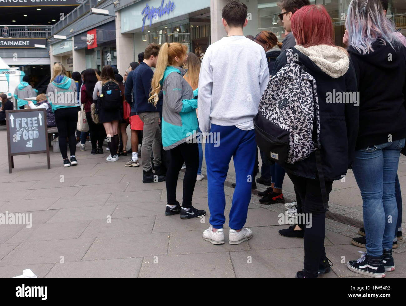 Les gens la queue pour de la nourriture gratuite dans Deliveroo la promotion dans le nord de Londres shopping centre Banque D'Images