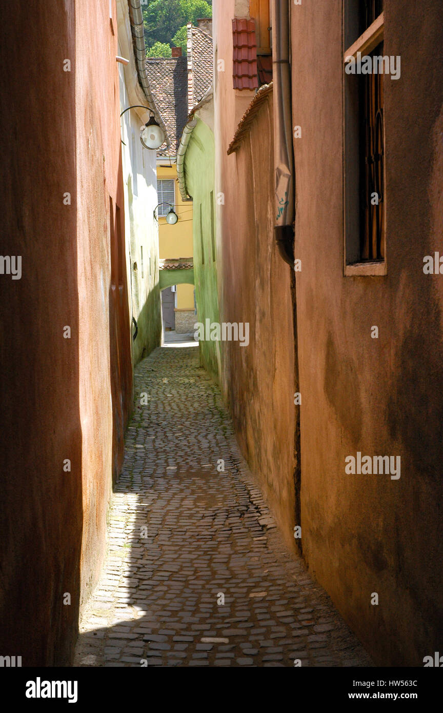 La chaîne Street (rue de la corde) est la plus étroite rue de la ville de Brasov, en Transylvanie, Roumanie Banque D'Images