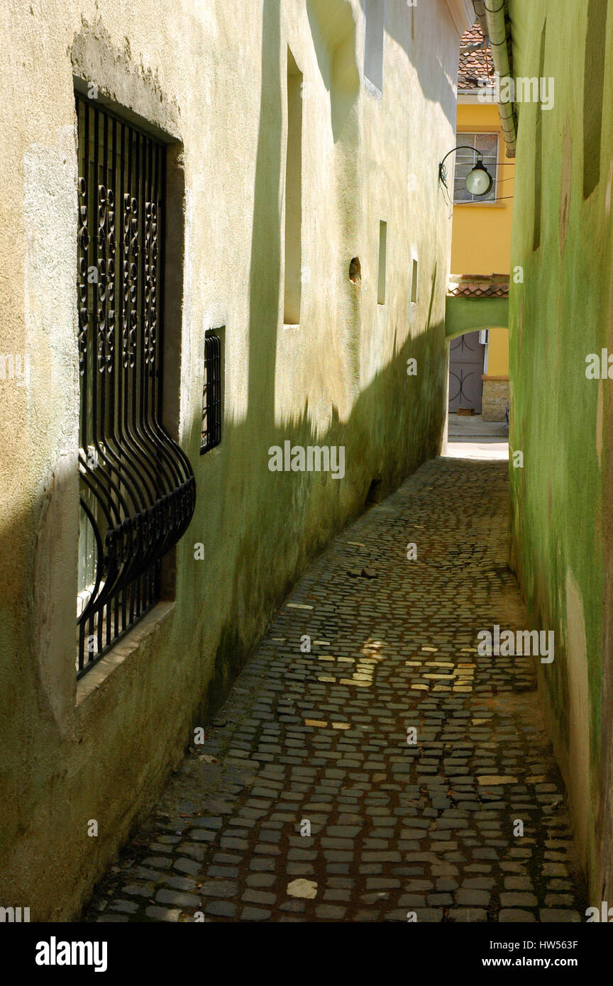 La chaîne Street (rue de la corde) est la plus étroite rue de la ville de Brasov, en Transylvanie, Roumanie Banque D'Images