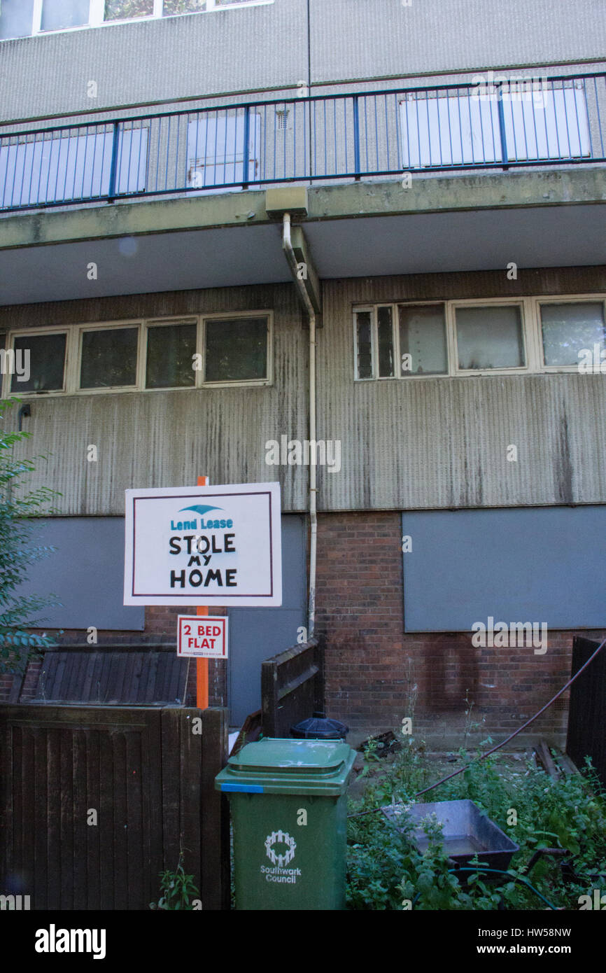 Un panneau dans un domaine du conseil barricadèrent télévision, montrant l'exaspération des locataires n'être sorti pour faire place à de coûteux appartements Banque D'Images