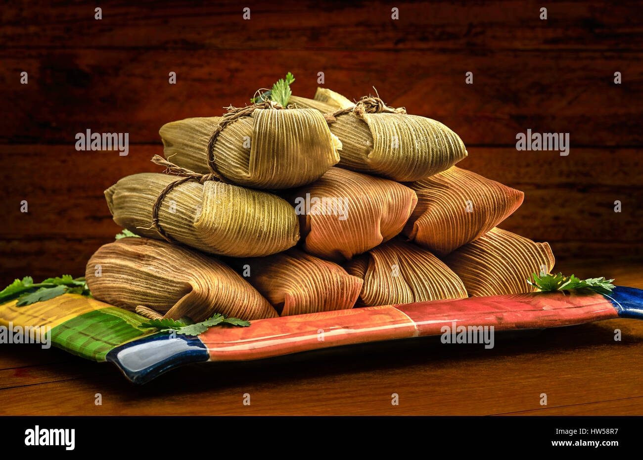 Les tamales, Mexicaine plat composé de pâte de maïs, de poulet ou de porc et de chili, enveloppe avec une feuille de maïs Banque D'Images