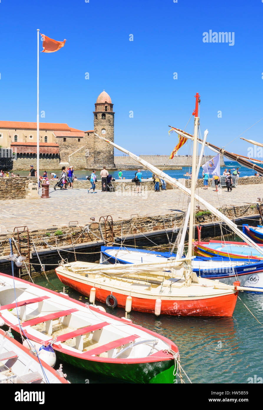 Les bateaux amarrés au port d'Avall avec l'église de Notre Dame des Anges derrière, Collioure, Côte Vermeille, France Banque D'Images