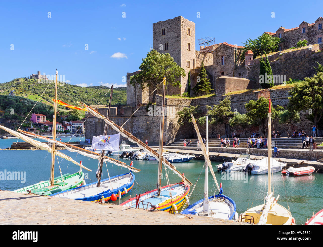 Le Château Royal avec vue sur les bateaux dans le petit port de Collioure, Côte Vermeille, France Banque D'Images