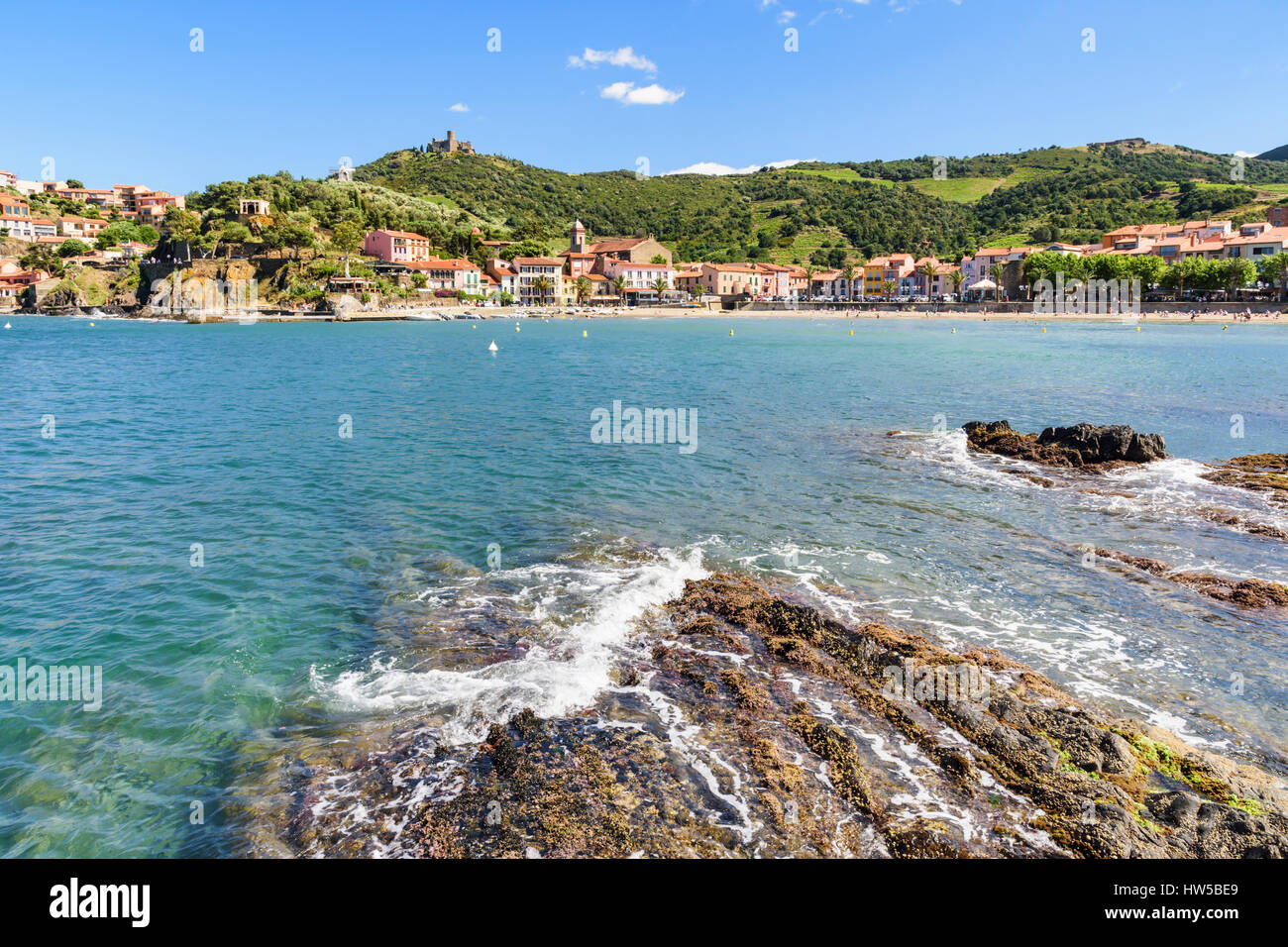 Plage de port d'Avall dominé par le Fort St Elme et le moulin, Collioure, Côte Vermeille, France Banque D'Images