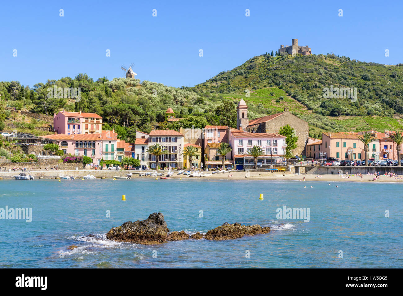 Plage de port d'Avall beach dominé par le Fort St Elme et le moulin, Collioure, Côte Vermeille, France Banque D'Images