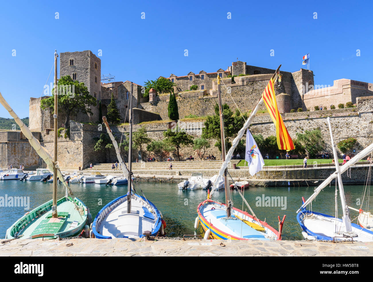 Collioure Château Royal avec vue sur les bateaux dans le petit port de Port d'avall, Collioure, Côte Vermeille, France Banque D'Images