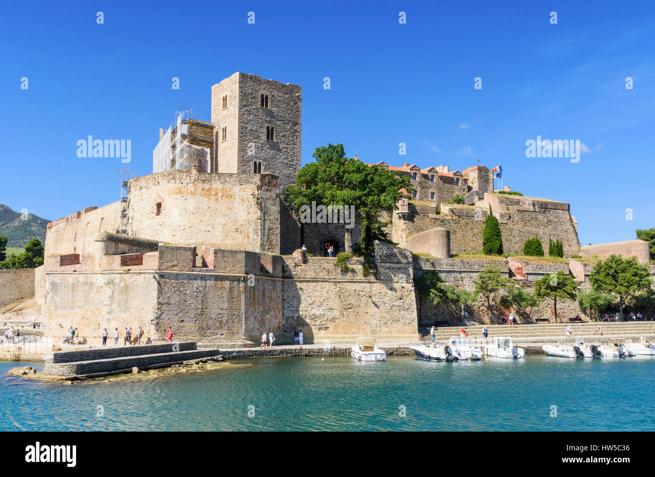 Le Château Royal avec vue sur les bateaux dans le petit port de Collioure, Côte Vermeille, France Banque D'Images