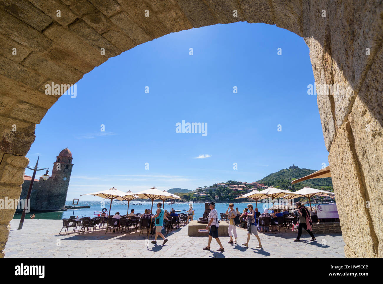 Arch encadrée vue sur la ville de Collioure cafés au bord de l'eau vers le clocher de Notre Dame des Anges, Collioure, Côte Vermeille, France Banque D'Images