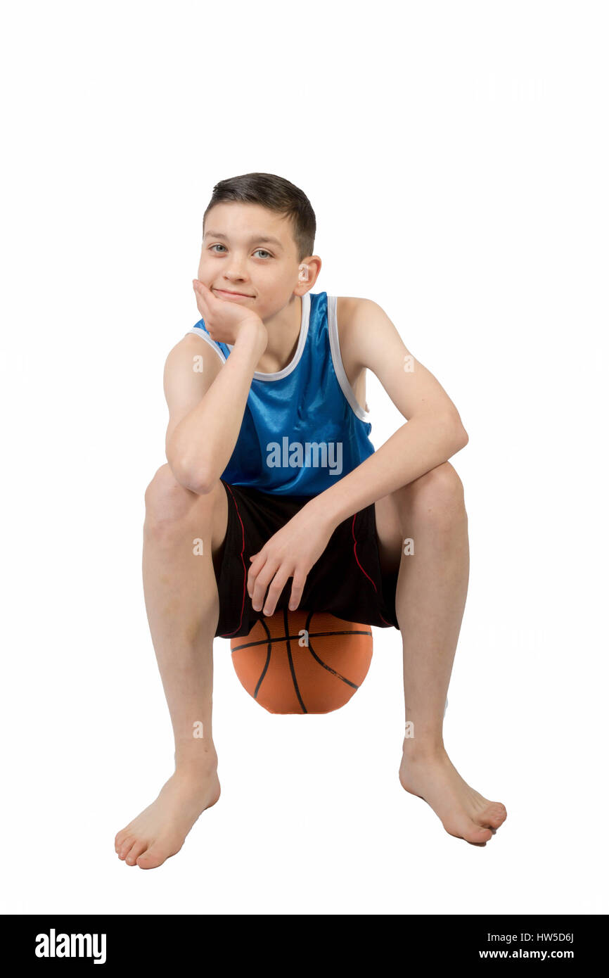 Young caucasian teenage boy with a basket-ball Banque D'Images