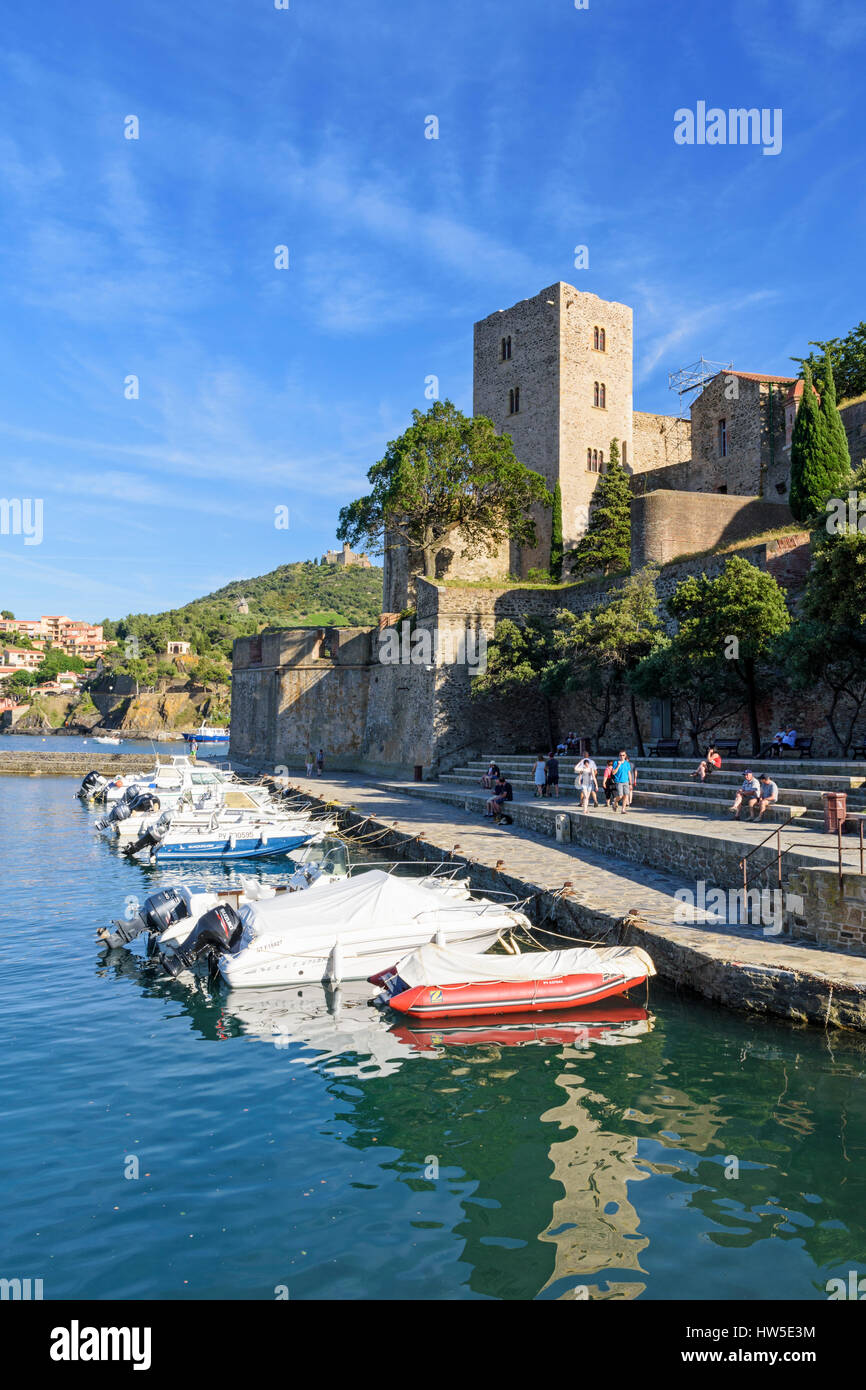 Le Château Royal donnant sur le petit port de Collioure, Côte Vermeille, France Banque D'Images