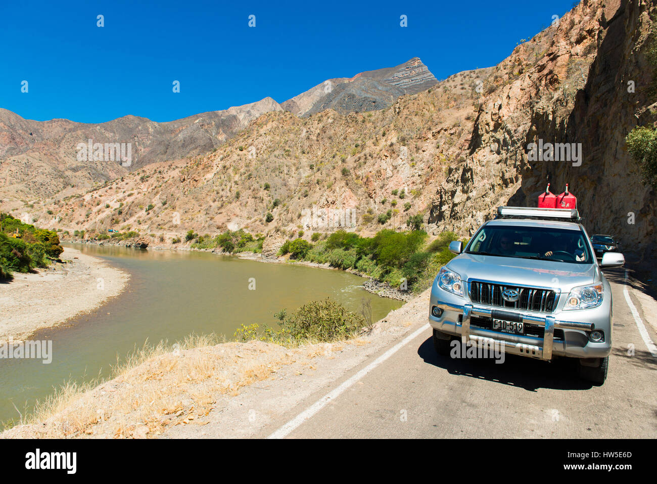 Toyota Landcruiser sur une route étroite traversant la Cordillère des Andes, de la rivière Maranon (Río Marañón), le nord du Pérou, en Amérique du Sud Banque D'Images