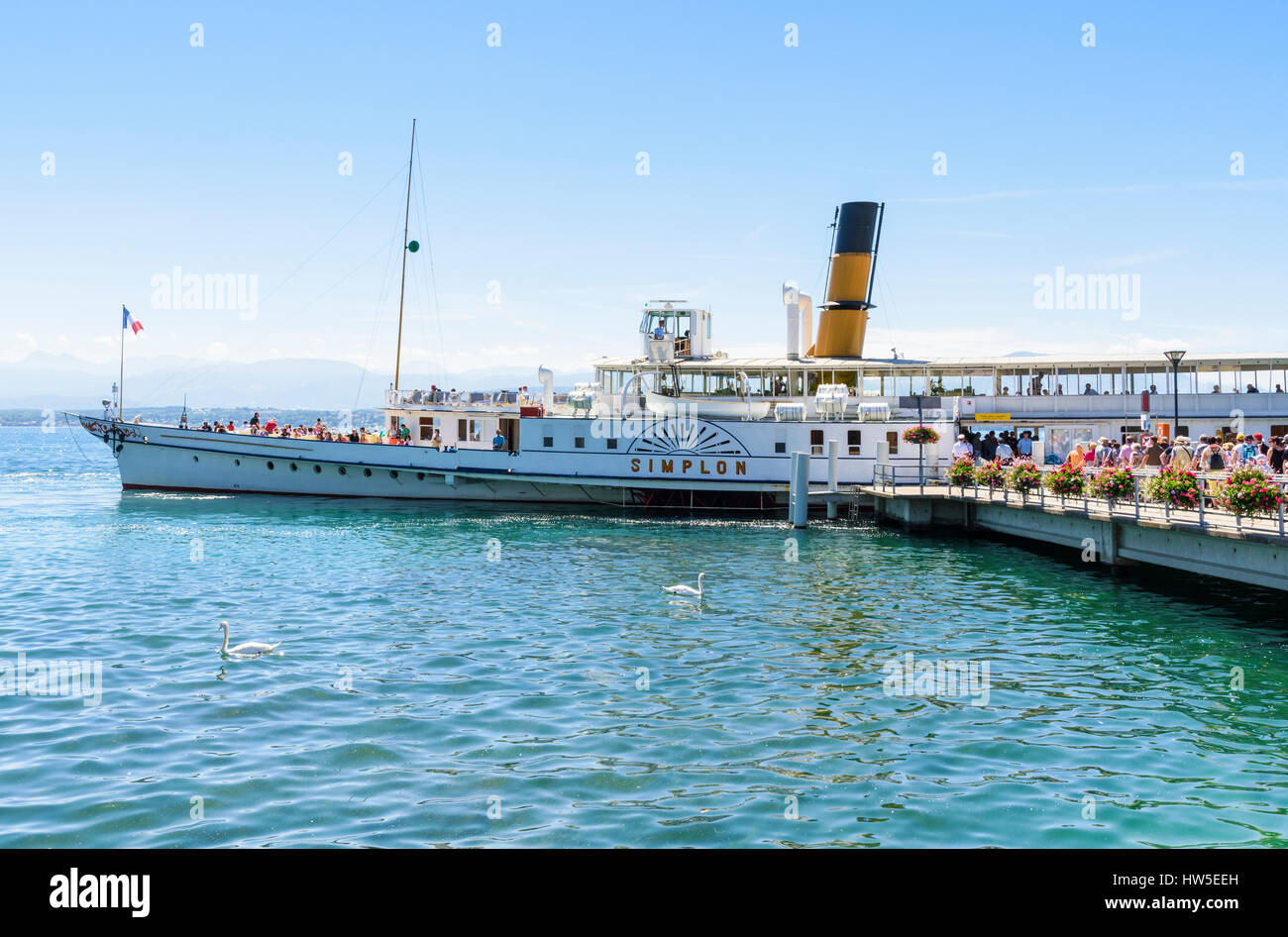 Les passagers d'un bateau à vapeur sur le Lac Léman au port de Nyon, Vaud, Suisse Banque D'Images